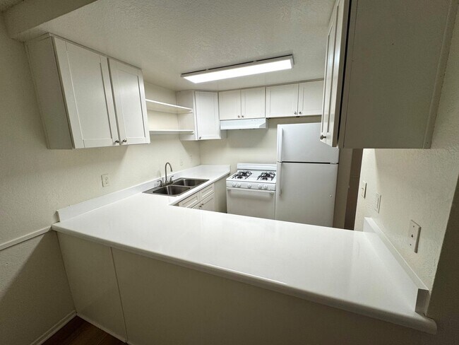 Building Photo - West Ventura Apartment