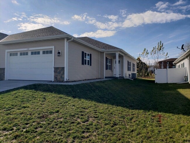 Building Photo - 1310 Daisy Dr