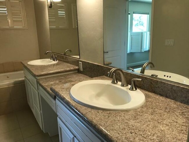 Building Photo - Charming Luxury Home Near Downtown Davis &...