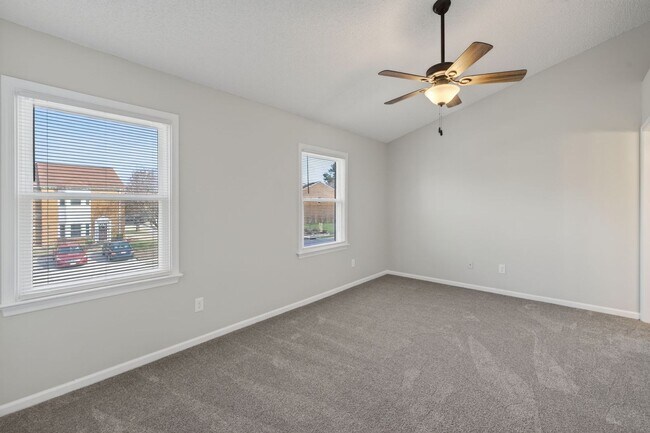 Building Photo - 729 Creekside Crescent