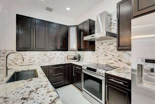 Building Photo - 406 NW 25th Ave