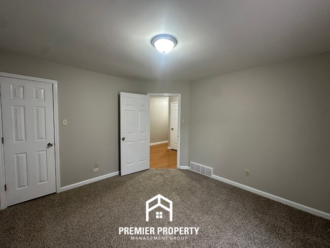 Building Photo - 8374 Kings Trail Cove