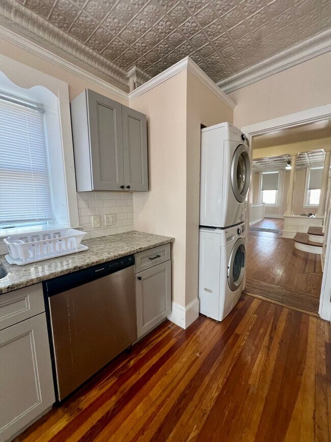 Building Photo - Gorgeous 2-Bedroom Apartment on Main Street! Available NOW!