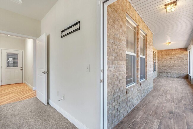 Building Photo - Stunning 4 Bedroom in PRIME Location!!  South of I-10!!