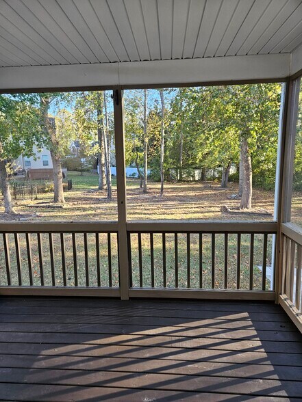 Screened in porch with backyard view - 919 Middle Ground Ave