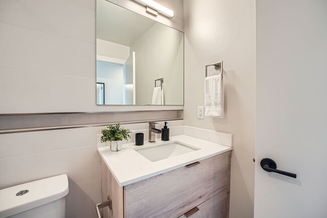 Building Photo - Modern stylings and cutting-edge convenien...