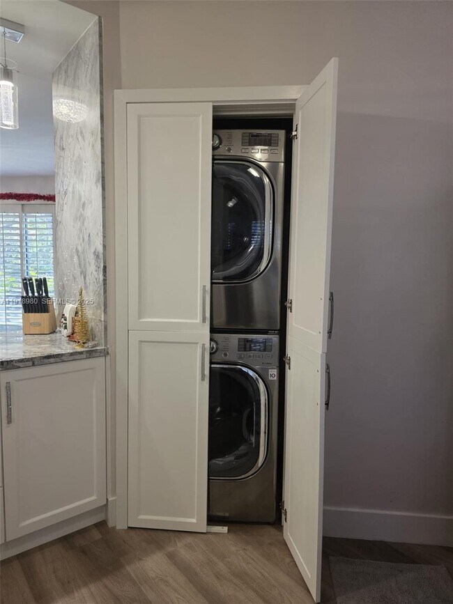 Building Photo - 15529 Miami Lakeway N