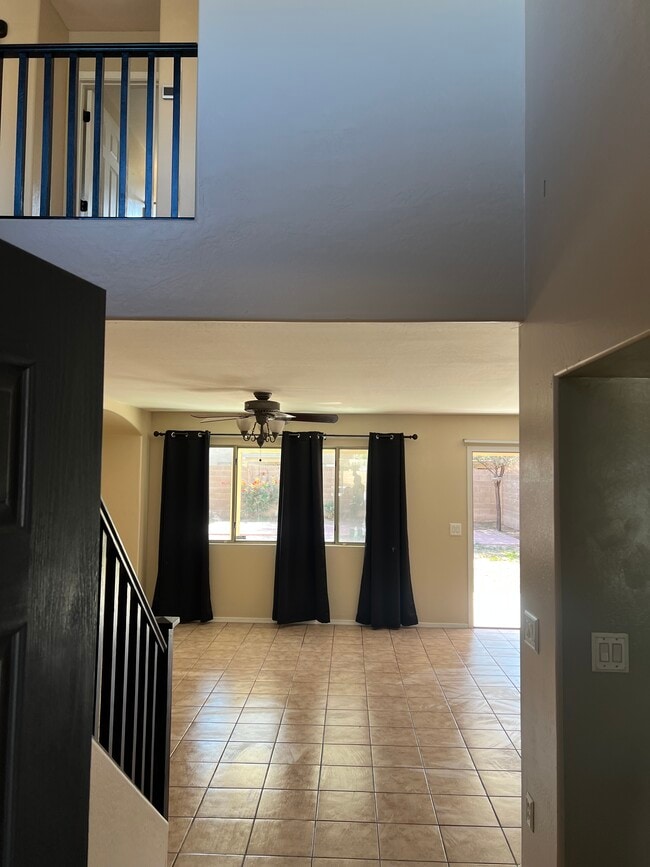 Building Photo - 1371 E 10th Pl