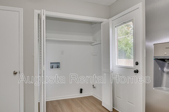 Building Photo - 208 Foxdale Dr
