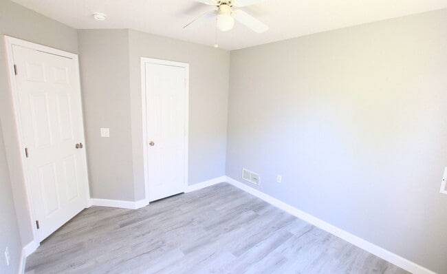 Building Photo - Fresh Duplex Living