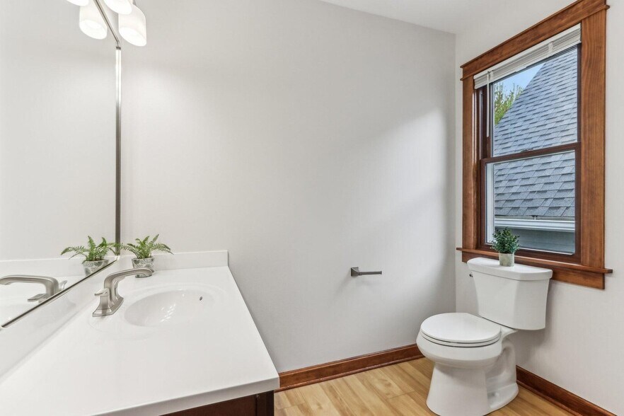 Bathroom - 351A E Deer Pl