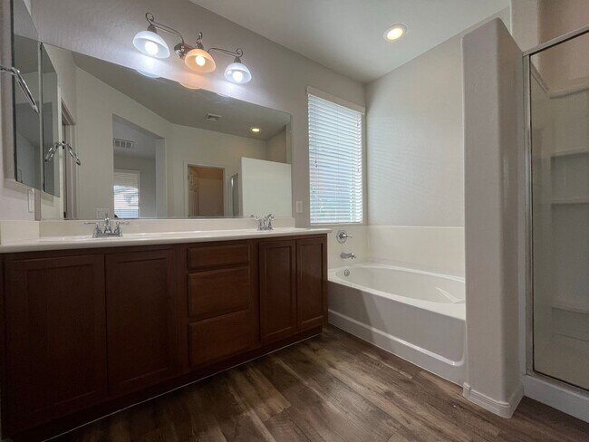 Building Photo - 4 Bedroom Home with Loft in Stonefield Com...