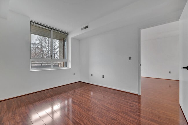 Building Photo - Modern 1-Bed Condo in Prime SW DC