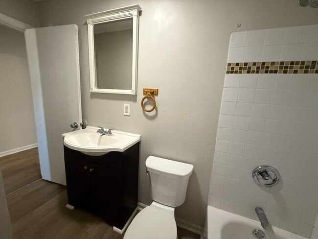 Building Photo - Renovated 4 Bedroom Duplex Unit in South Nashville - Pet Friendly!