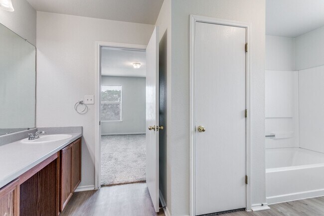 Building Photo - BEAUTIFUL 3-BEDROOM HOME IN NORTHCLIFFE