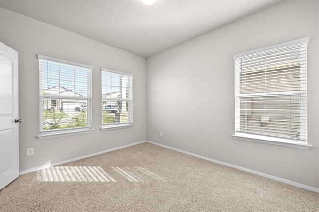 Building Photo - 215 Desperado Dr
