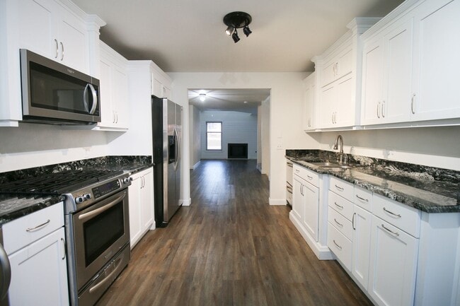Building Photo - 2 Bedroom, 2.5 Bath Walking Distance From ...