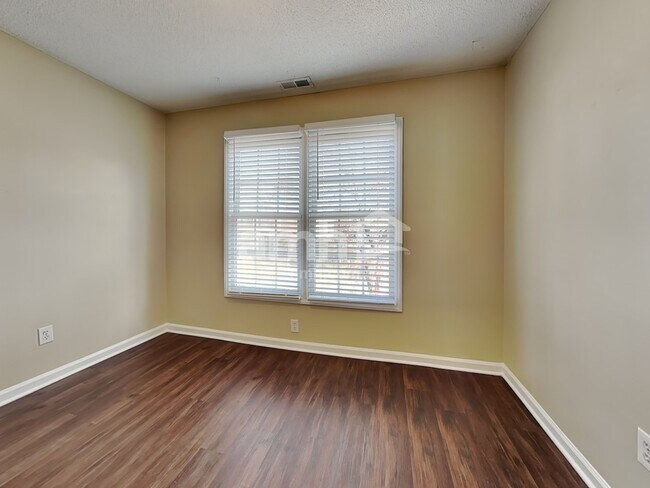 Building Photo - 537 Hanska Way