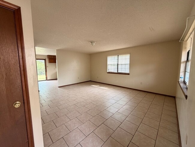 Building Photo - 1401 S Houston Ave