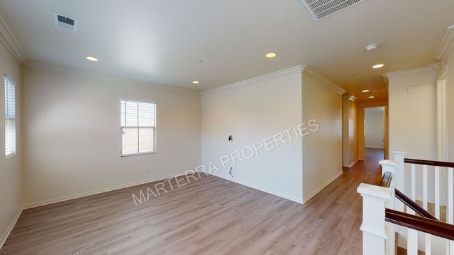 Building Photo - Beautiful 3 Bed/2.5 Bath Home in Portola S...