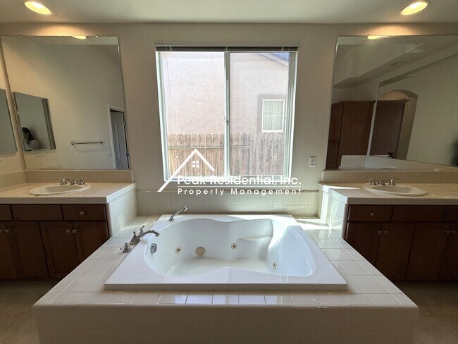 Building Photo - Charming 4 bedroom 2 bathroom home in Elk Grove!
