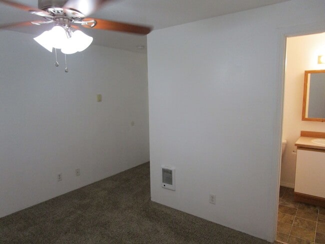 Building Photo - End Unit in Triplex Near Golf Course on Cu...