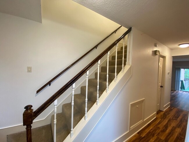 Building Photo - 1730 Beechwood Cir N