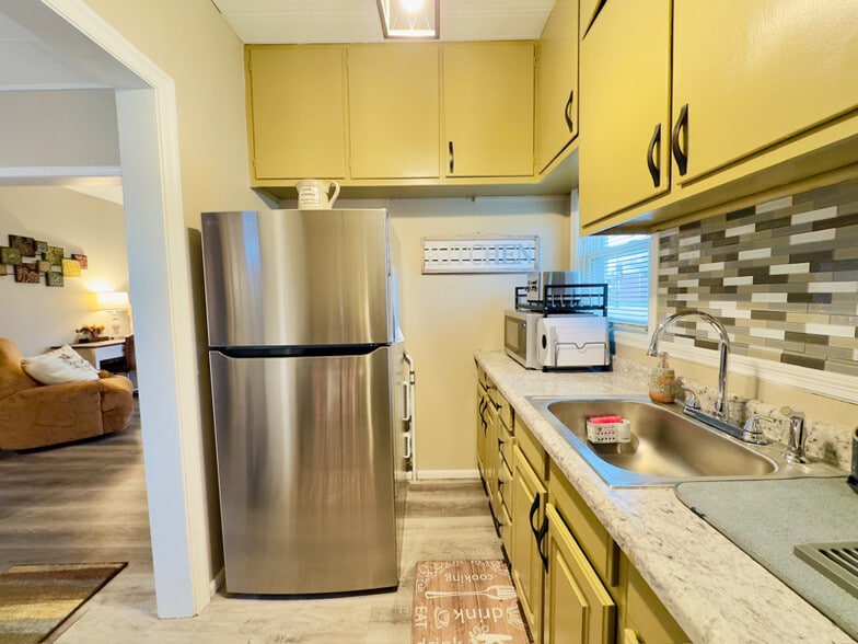 Building Photo - 922 W Broadway St