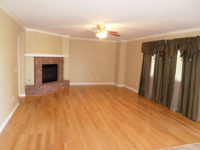 Building Photo - Great 4 BR + BONUS Room off Calle Del Oso Oro