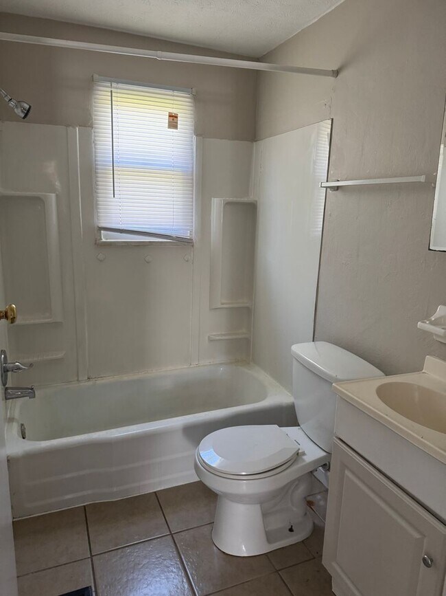 Building Photo - 4052-4054-4054 Halsey Pl