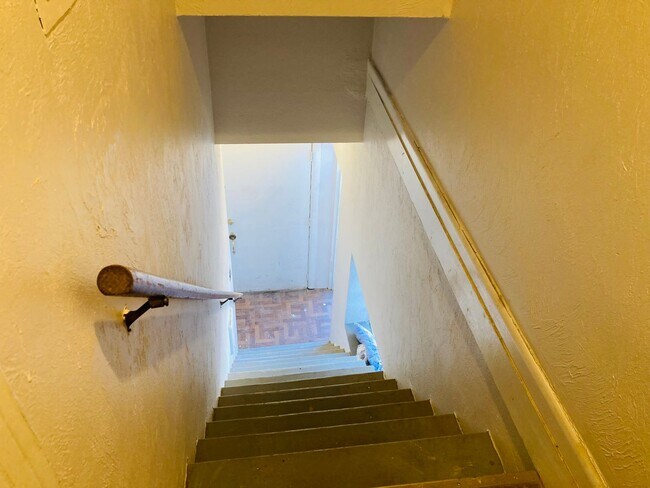 Building Photo - 922 Western Ave