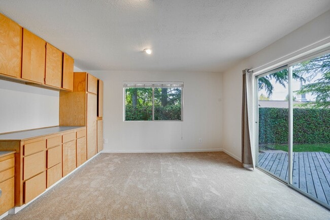 Building Photo - 4 Bedroom 2.5 Baths+ Bonus Home Office/ Woodinville $3850 per Month