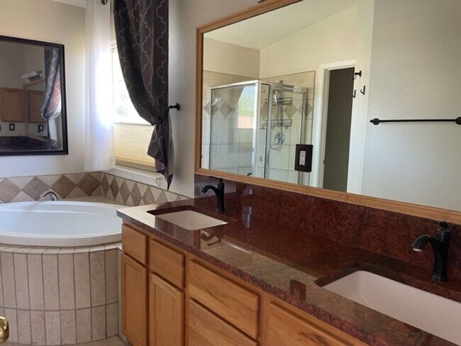 Building Photo - Great Home Near La Cueva