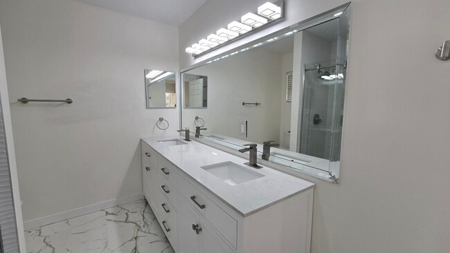 Building Photo - 5622 Royal Lake Cir