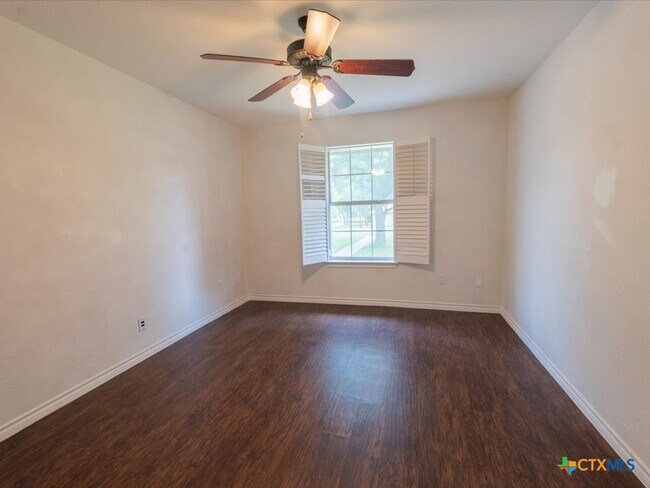 Building Photo - 300 Las Plumas Dr