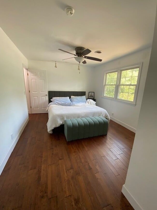 Building Photo - Welcome to this stunning fully furnished 4...