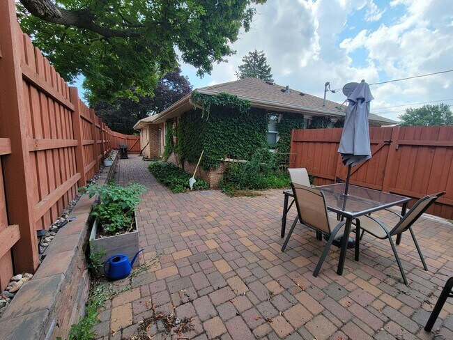 Building Photo - 3bd/2ba Mpls House with Optional 3rd Bd & ...