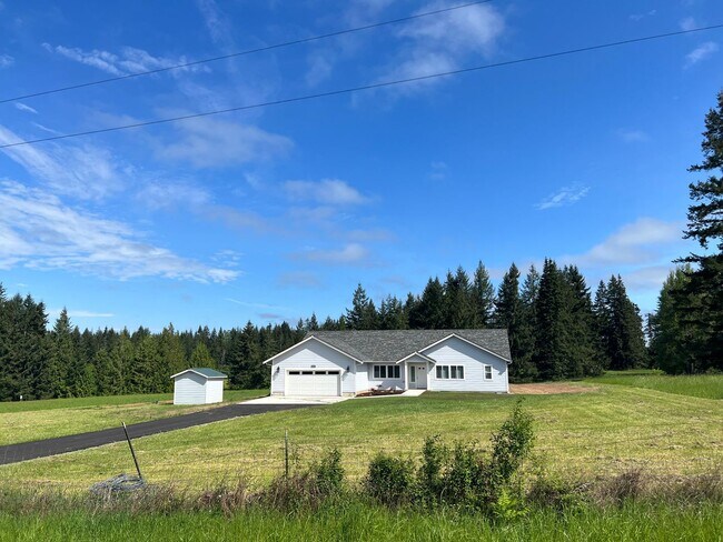 Building Photo - Country quiet, brand new house