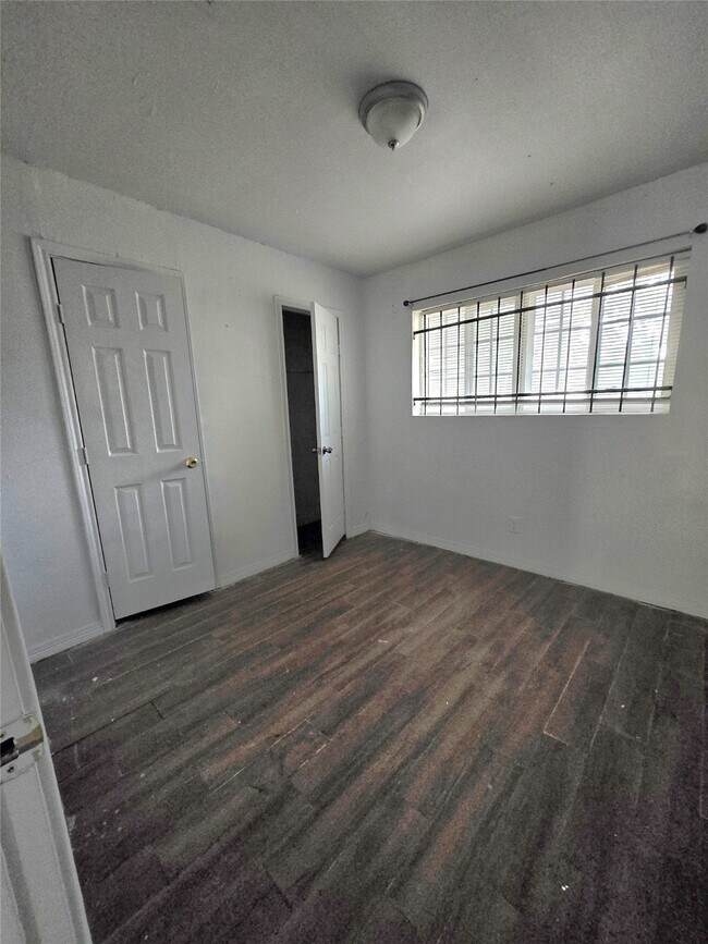 Building Photo - 5530 Elm Spring Dr