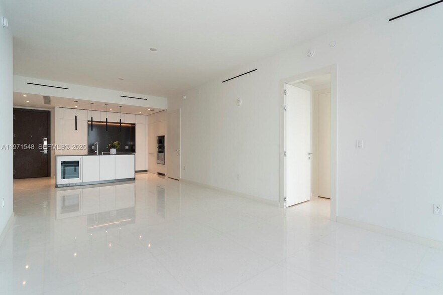 Building Photo - 300 Biscayne Boulevard Way