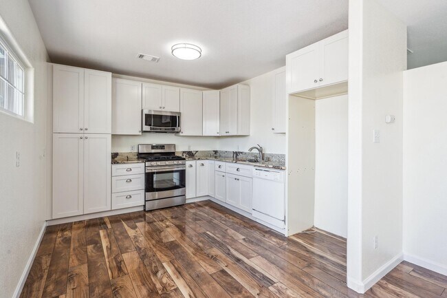 Kitchen - 1039 Stevenson St