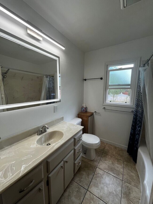 Building Photo - 856 N 300 W