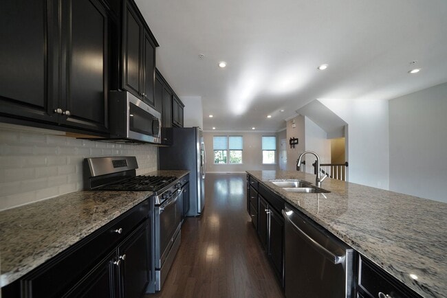 Building Photo - Luxury 3 Bedroom 4 Bath Townhome in Atwate...