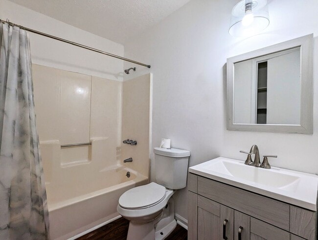 Building Photo - DUPLEX-Upstairs Unit | 3 Bedroom 2 Bathroo...