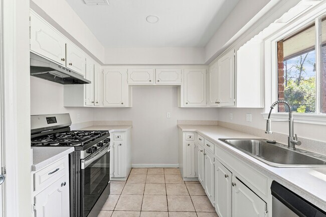 Building Photo - 3427 Dovie Dr