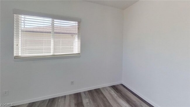 Building Photo - 546 SE 5th Ave