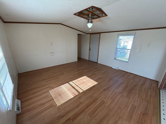 Building Photo - 3 Bed 2 Bath Updated Mobile Home w/ Fenced Yard & Many Amenities