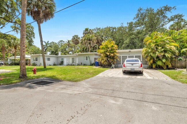 Building Photo - 1548 SW 23rd Ct