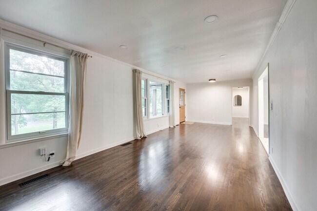 Building Photo - Amazing 3BE/2BA home in the West Meade & Hillwood Estates area!