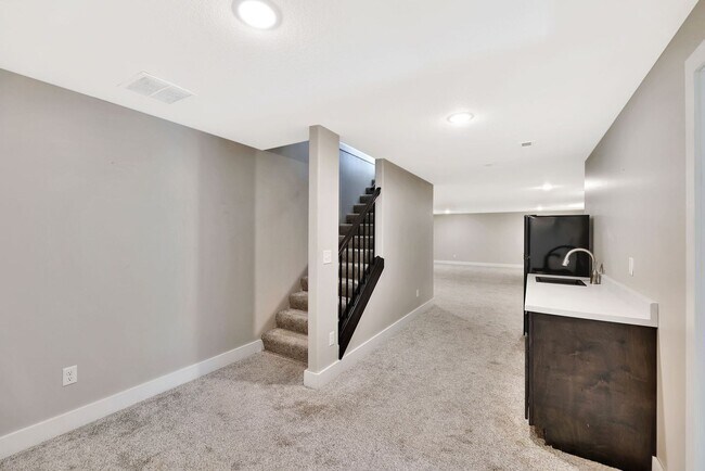 Building Photo - Living in Luxury